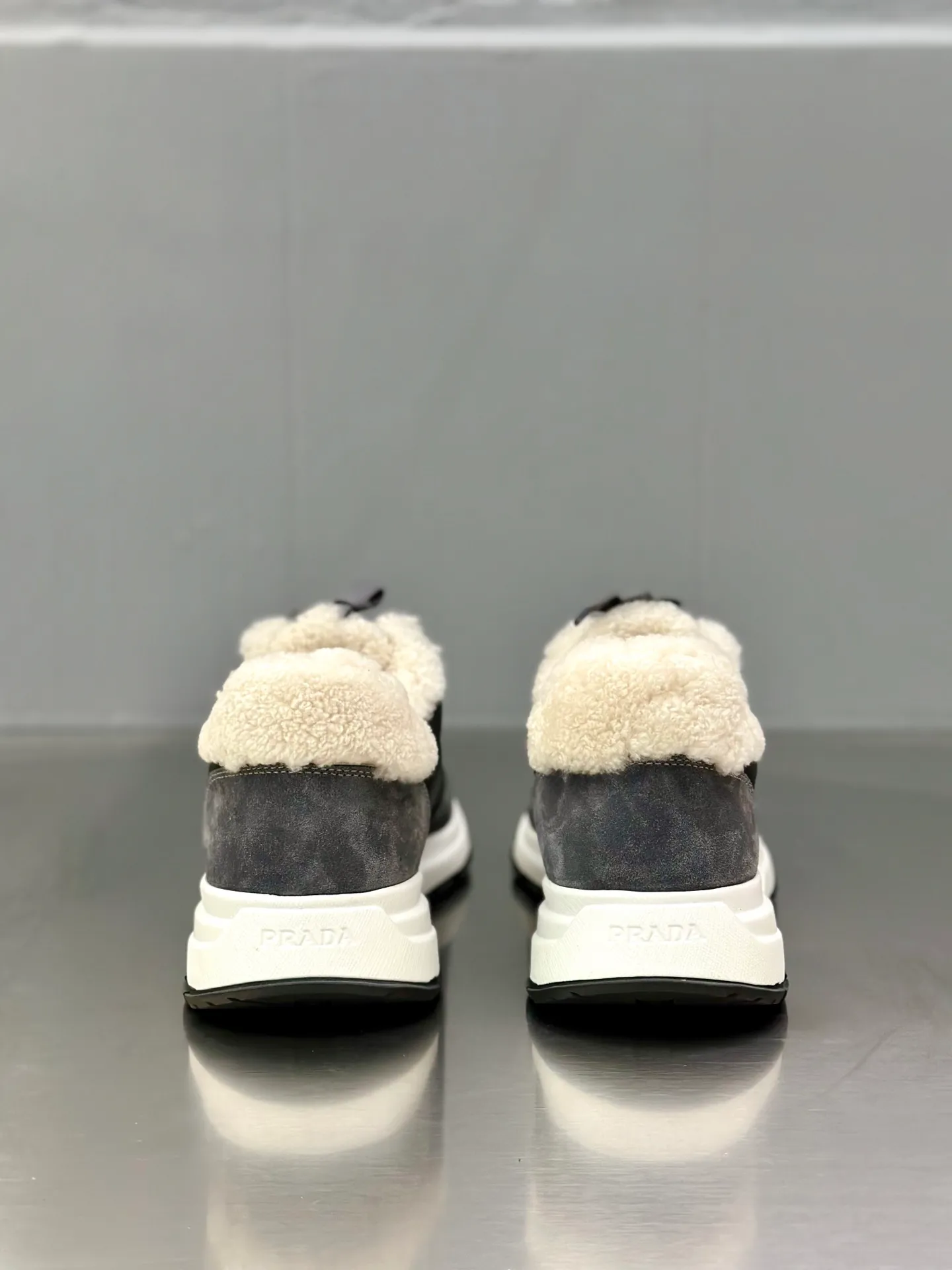 💰780 Prada/Prada men's new wool sneakers. This sneaker presents a modern version, reinterpreting the brand's archive style with clean lines and smooth details. The shoes are made of calf leather and technical fabric, with a triangular metal logo on the outside, bright TPU decoration on the heel, and a longer and padded inner heel design for a more comfortable fit. The tongue is decorated with a silk-screen logo, and is paired with a hollow rubber sole on the heel. The full cowhide lining comes standard with logo cowhide foot pads, making the upper foot taller, more comfortable, and versatile! Comes with full original packaging! Size: 39-40-41-42-43-44 standard leather shoe size (45 can be customized and does not support returns)
